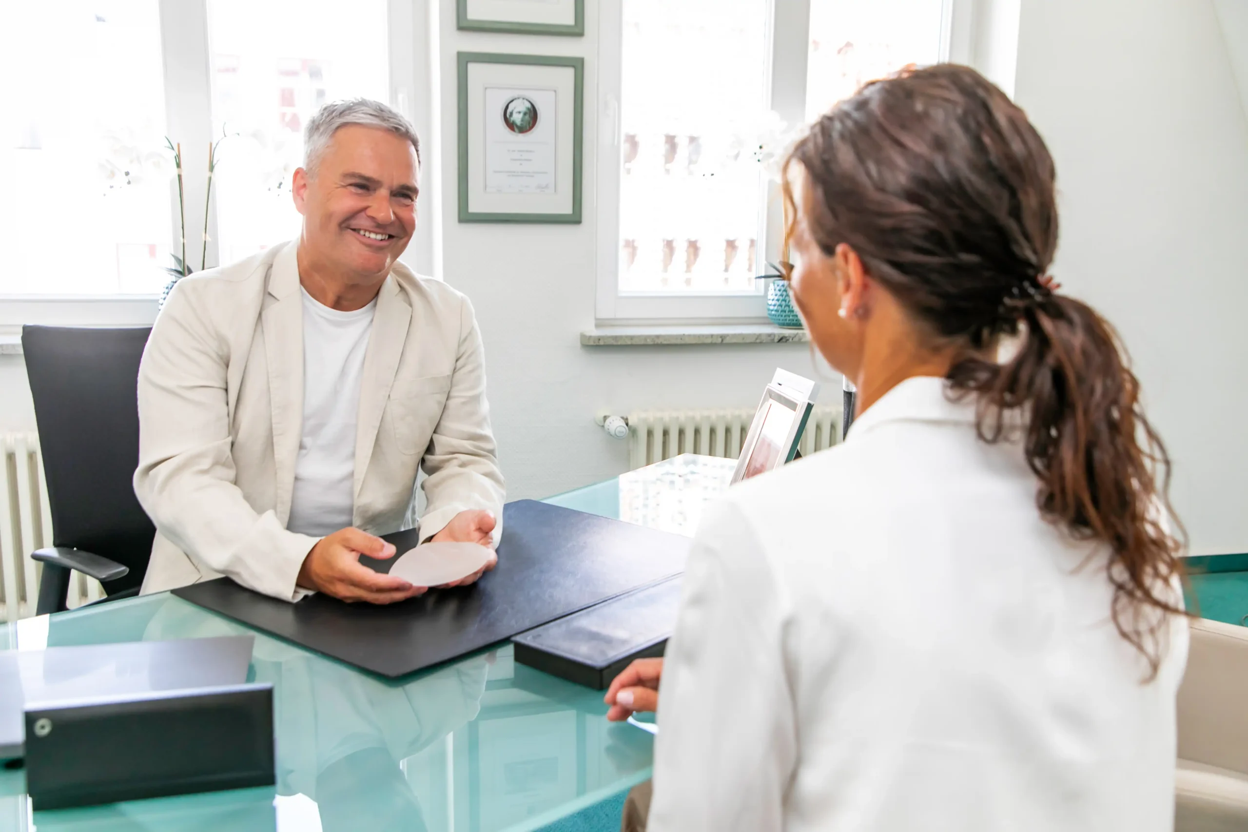 Dr. med Andreas Brunkow berät eine Patientin zum Thema Brustimplantat.